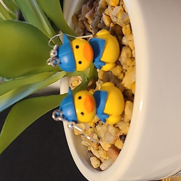 Duck Earrings with Blue Hat Novelty Fun‎ Quirky Cute Dangle Drop - Picture 2 of 6